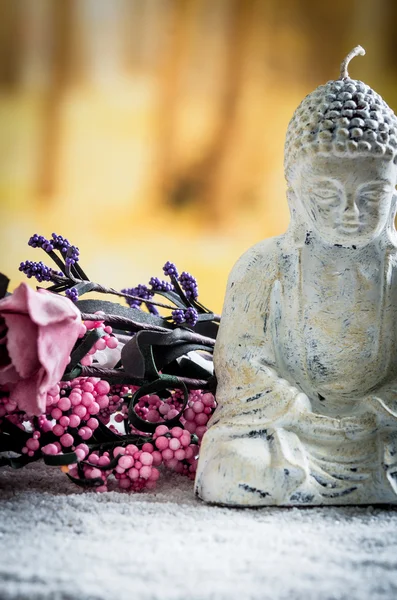 Pequena escultura de buddha sobre seixos brancos — Fotografia de Stock