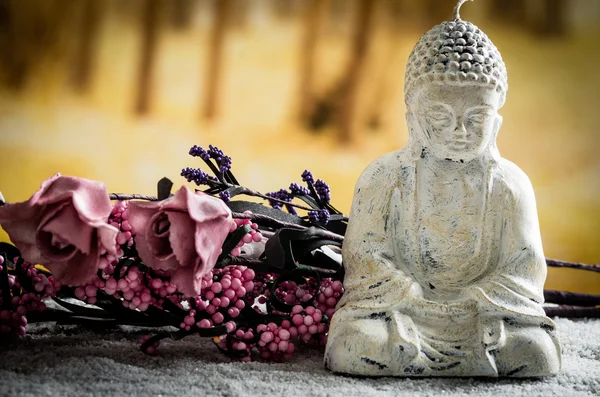 Pequena escultura de buddha sobre seixos brancos — Fotografia de Stock