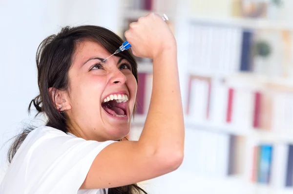 Gek vrouw injecteren zichzelf met een injectiespuit — Stockfoto