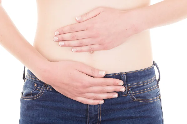 Schöne junge schlanke Frau oben ohne trägt Jeans, die Bauch zeigt — Stockfoto