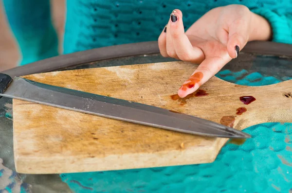 Крупный план раненого пальца, истекающего кровью от ножа — стоковое фото