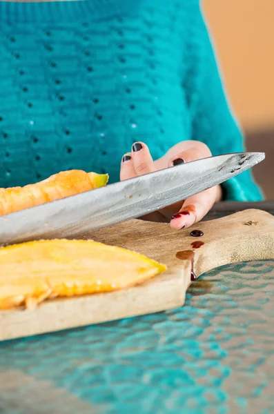 Closeup of injured finger bleeding from a knife cut — Stock Photo, Image