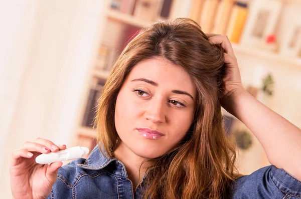 Nerveus jong meisje houden zwangerschapstest — Stockfoto