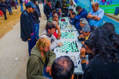 Bogota Kolombiya sokaklarında satranç oynayanlar