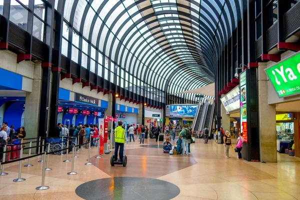 Viaggiatori all'aeroporto internazionale Jose Maria Cordova di Medellin, Colombia — Foto Stock