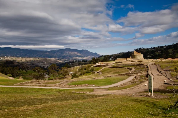 Landschaftsaufnahme von wichtigen Inka-Ruinen in Ecuador — Stockfoto