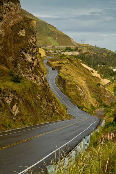 Straße zur schönen andinen stadt canar in azogues ecuador — Stockfoto