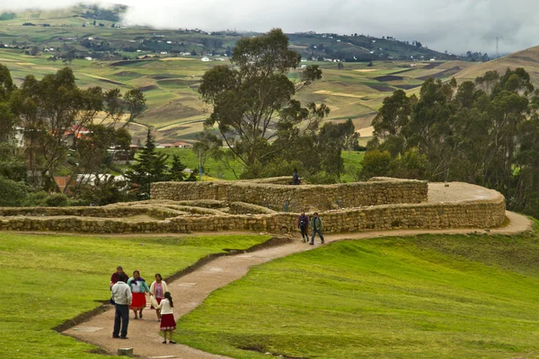 Turisti non identificati in visita in Ingapirca, importanti rovine Inca in Ecuador — Foto Stock