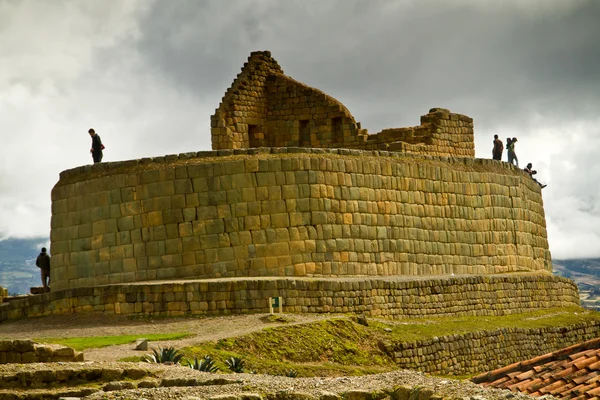 Niet-geïdentificeerde Ingapirca toeristen, ruïnes belangrijke Inca in Ecuador — Stockfoto