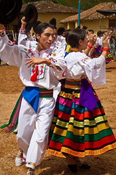 Inhemska gemenskap firar Inti Raymi, Inca Festival av solen i Ingapirca, Ecuador — Stockfoto