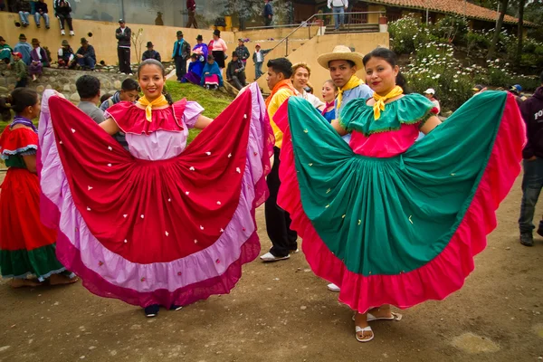 Comunidade indígena celebrando Inti Raymi, Festival Inca do Sol em Ingapirca, Equador — Fotografia de Stock