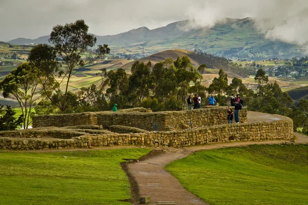 Touristes non identifiés visitant Ingapirca importantes ruines Inca en Équateur — Photo