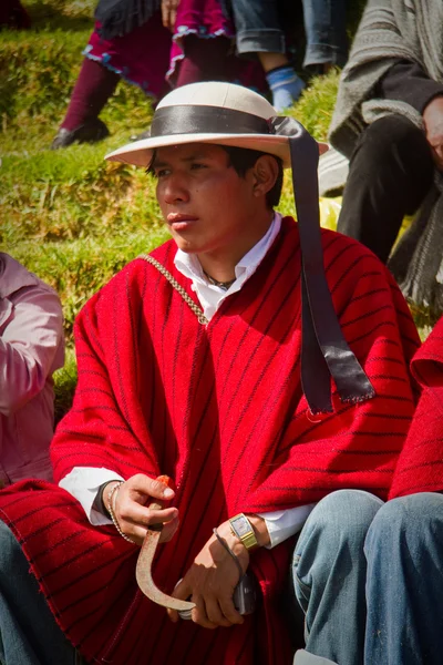 Niet-geïdentificeerde inheemse man kijken de viering van Inti Raymi, Inca Festival van de zon in Ingapirca, Ecuador — Stockfoto
