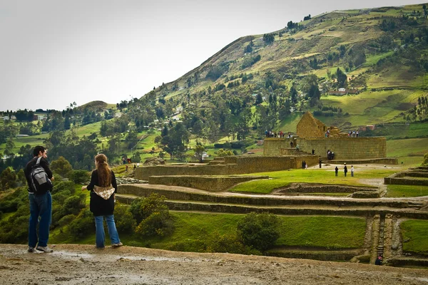 Unidentified tourists visiting Ingapirca important inca ruins in Ecuador — Stock Photo, Image