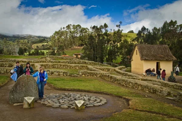 Неизвестные туристы, посещающие руины инков в Эквадоре — стоковое фото
