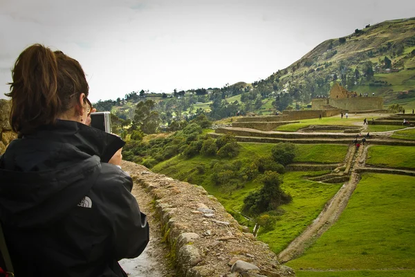 在因加皮尔卡重要印加遗址在厄瓜多尔拍照的不明的旅游 — 图库照片