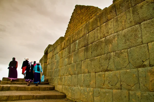 Turistas não identificados visitando Ingapirca importantes ruínas incas no Equador — Fotografia de Stock