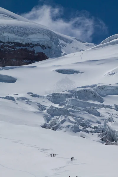 Azonosítatlan túrázók, a Cotopaxi-vulkán, a világ legmagasabb vulkánok. — Stock Fotó