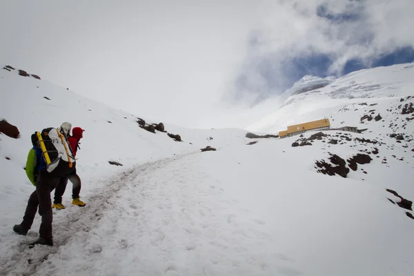 Azonosítatlan túrázók, a Cotopaxi-vulkán, a világ legmagasabb vulkánok. — Stock Fotó