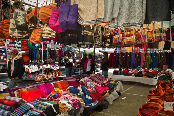 Kunsthandwerk in saquisili street market, ecuador — Stockfoto