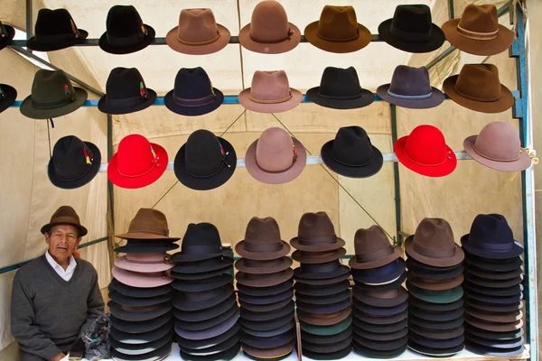 Chapeaux dans le marché de rue Saquisili, Équateur — Photo