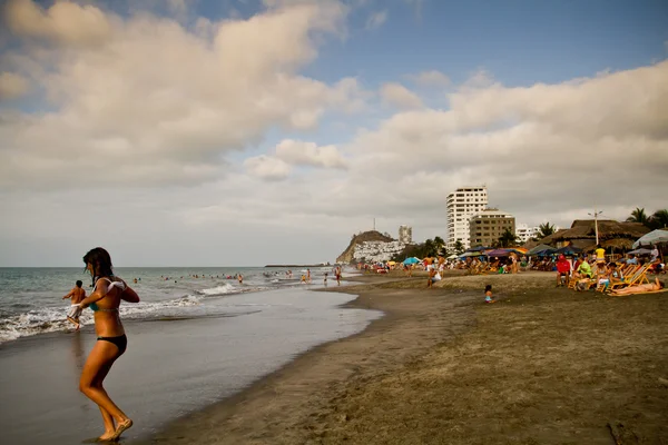 Unidentified tourists enjoying the popular beach of Same. — Stock Photo, Image