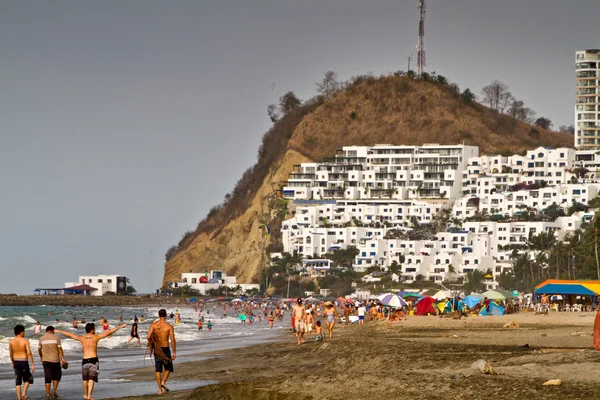 Turisti non identificati che godono della spiaggia popolare di Same . — Foto Stock