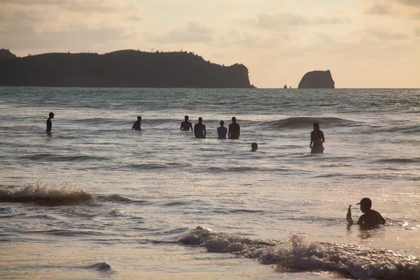 Neidentifikovaný turisty těší pláž Atacames. — Stock fotografie