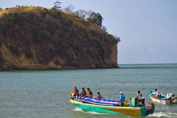 Onbekende jonge jongens rusten in een opblaasbare bananenboot, Sua, Esmeraldas. — Stockfoto