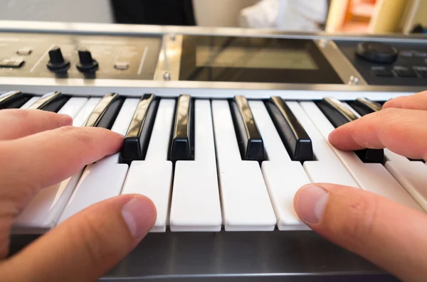 Foto in primo piano di una persona mani che suonano il pianoforte — Foto Stock