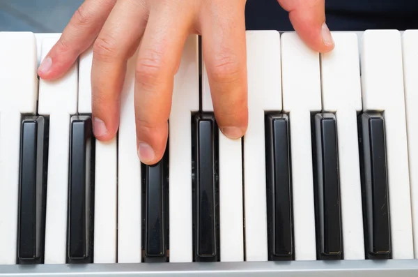 Foto in primo piano di una persona mani che suonano il pianoforte — Foto Stock