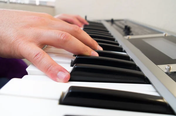 Gros plan photo d'une personne mains jouant du piano — Photo