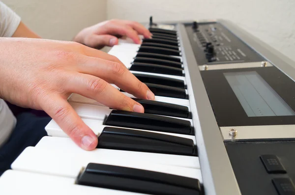 Close-up foto de uma pessoa mãos tocando piano — Fotografia de Stock