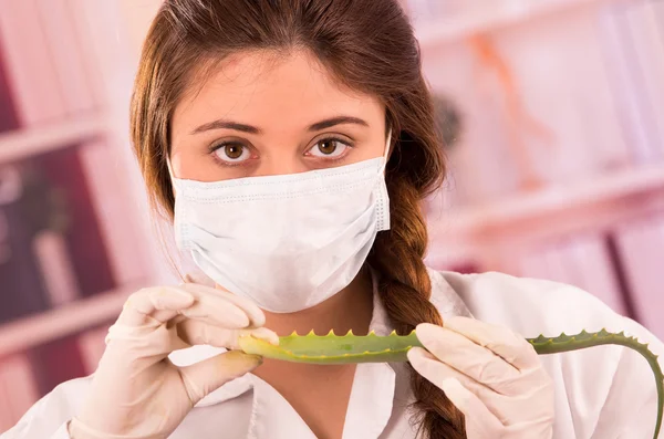 Giovane biologa femminile che sperimenta con la foglia — Foto Stock