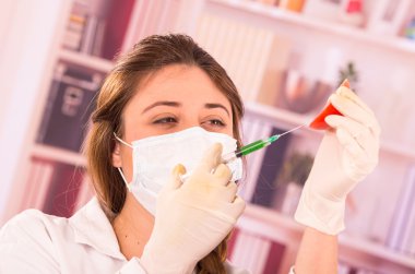 genç güzel kadın biyolog domates ile deneme