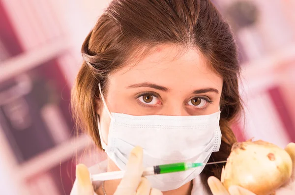 Young beautiful woman biologist experimenting with white onion — Stock Photo, Image