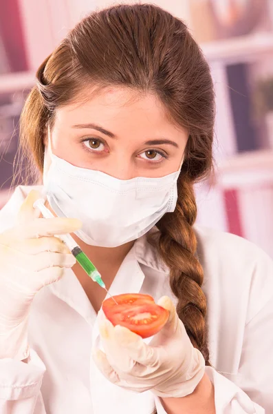 Jovem mulher bonita biólogo experimentando com tomate — Fotografia de Stock