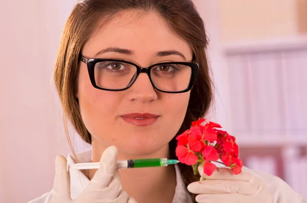 Młoda kobieta biolog eksperymentować z czerwony kwiat — Zdjęcie stockowe