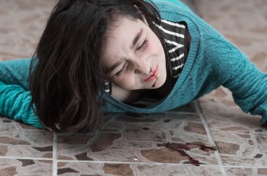 düşme sonra kanayan bir burnu olan genç ve güzel kız