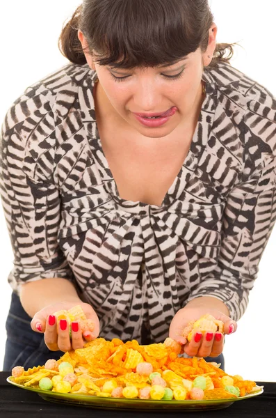 Giovane ragazza mangiare troppo cibo spazzatura — Foto Stock