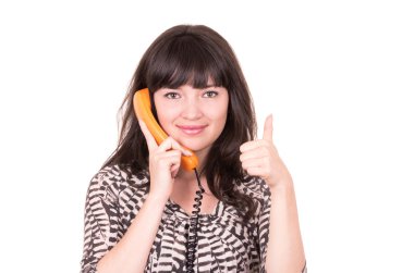 Retro turuncu telefon kullanan güzel genç kadın