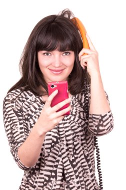 Retro portakal ve cep telefonu telefon kullanan güzel genç kadın