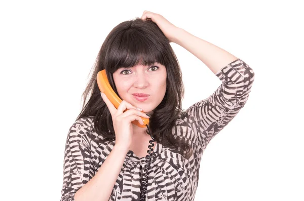 Bella giovane donna utilizzando il telefono arancione retrò — Foto Stock