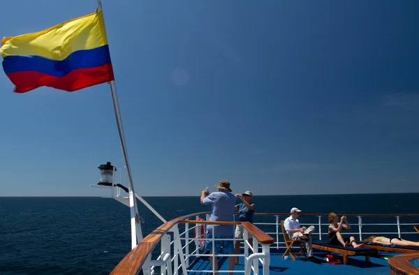 Unidentified tourists taking photos of Galapagos Islands from a cruise ship — Stock Photo, Image