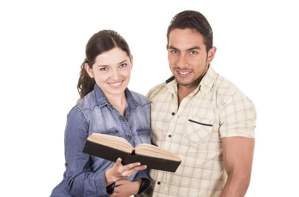 Pareja de alegre feliz atractivo estudiantes celebración de libro — Foto de Stock