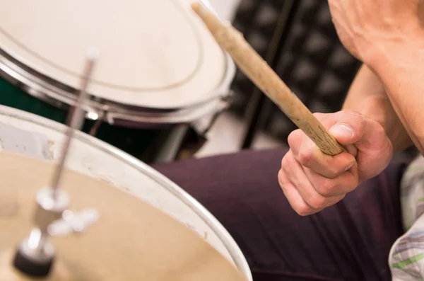 Крупним планом знімок музиканта, який грає на барабанах — стокове фото