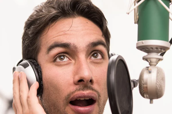 Homem bonito cantando no estúdio de música — Fotografia de Stock