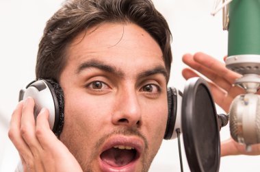 yakışıklı adam müzik stüdyosunda şarkı