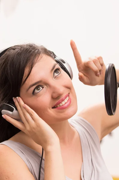 Beautiful young girl singing in music studio — Stock Photo, Image