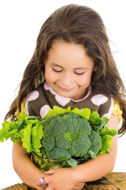 Brokoli ve marul salata kasesi tutarak sağlıklı sevimli küçük kız